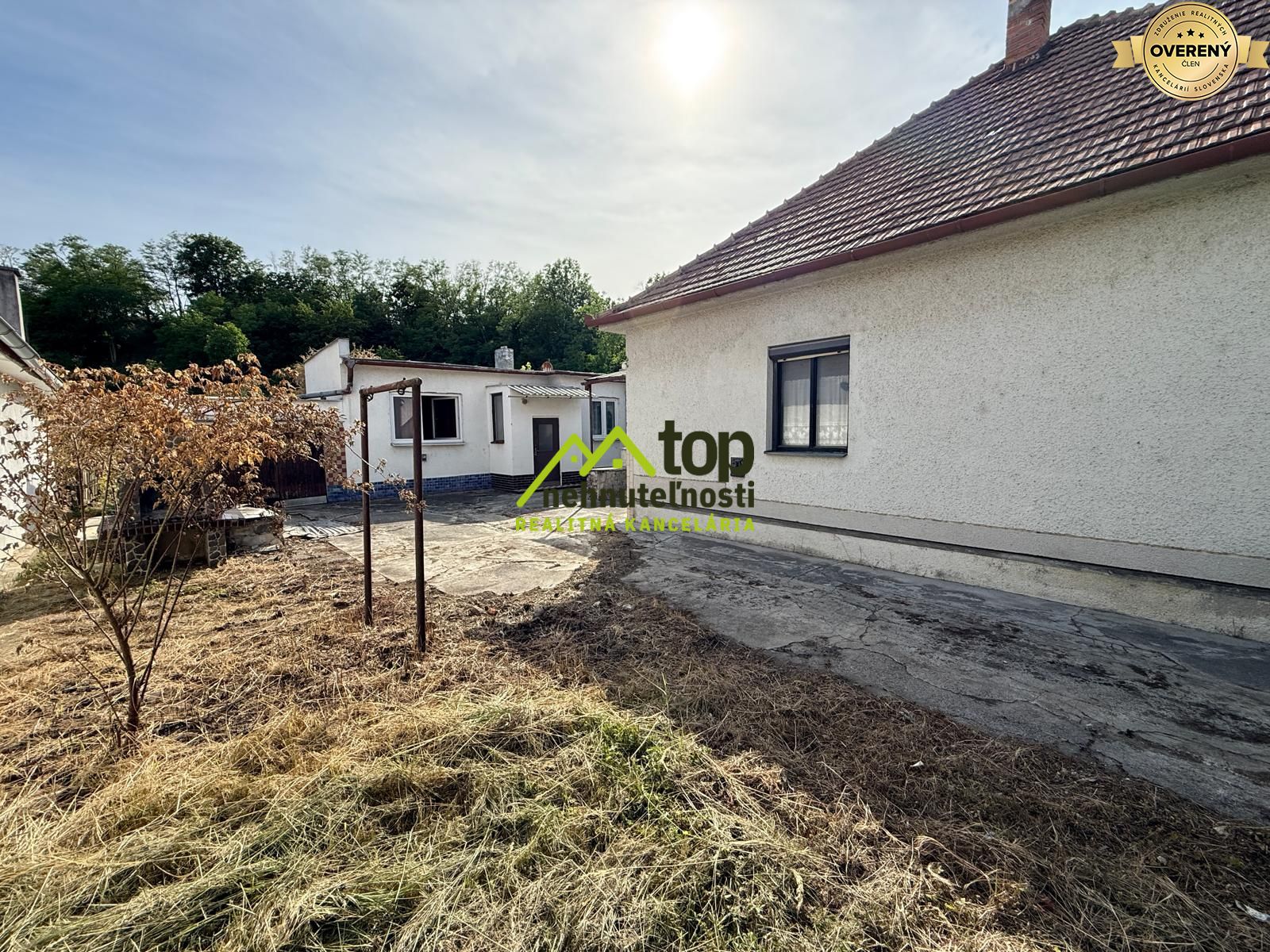 Rodinný dom na ulici Pod Kalváriou v Topoľčanoch s trávnatým pozemkom a stromami.