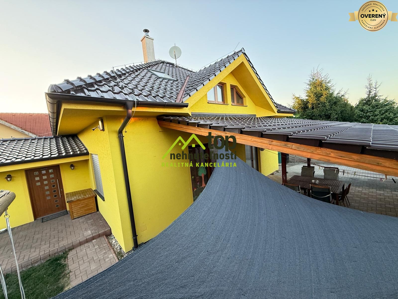 Žltý rodinný dom v Topoľčanoch s terasou a záhradným posedením.