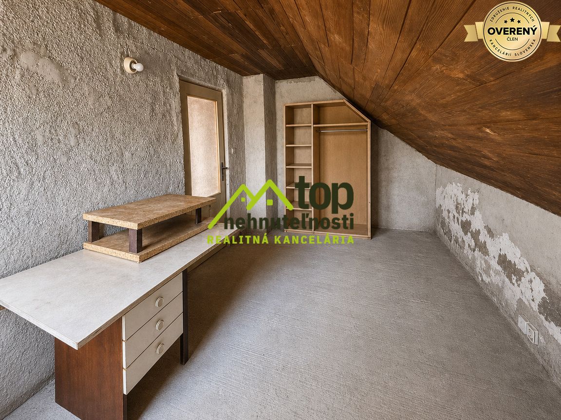 Podkrovná izba s písacím stolom a vstavanou skriňou, rodinný dom.