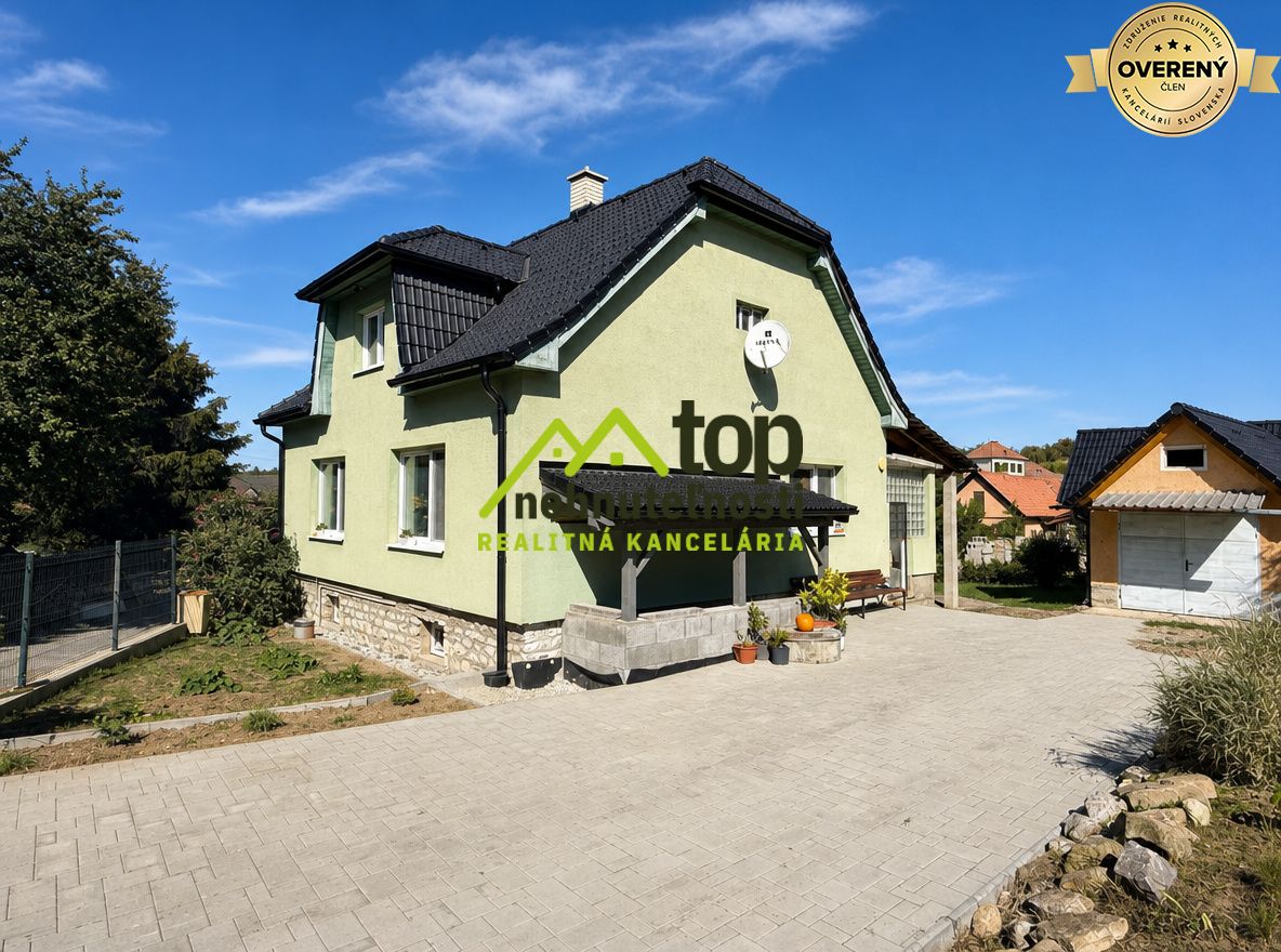 Rodinný dom v Krásne s obnovenou fasádou, záhradou a satelitnou parabolou.