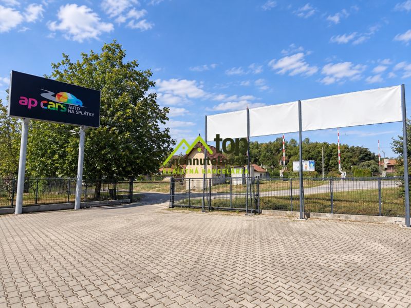 Parkovisko pri Stosmerovej ulici v Topoľčanoch, Zvláštne nehnuteľnosti s reklamnými panelmi.
